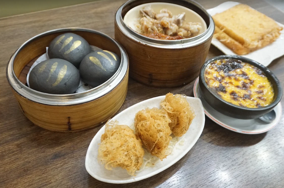 旺角花園街「銀津點心茶餐廳」於9月27日後結業。該店主打中式點心店與茶餐廳食品「Crossover 」,有傳統蝦餃燒賣點心,亦有流心西多士、蓮蓉西米焗布甸、樽仔奶茶等(網上圖片)