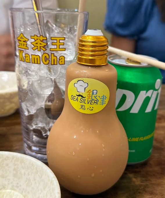 旺角花園街「銀津點心茶餐廳」於9月27日後結業。該店主打中式點心店與茶餐廳食品「Crossover 」,有傳統蝦餃燒賣點心,亦有流心西多士、蓮蓉西米焗布甸、樽仔奶茶等(網上圖片)