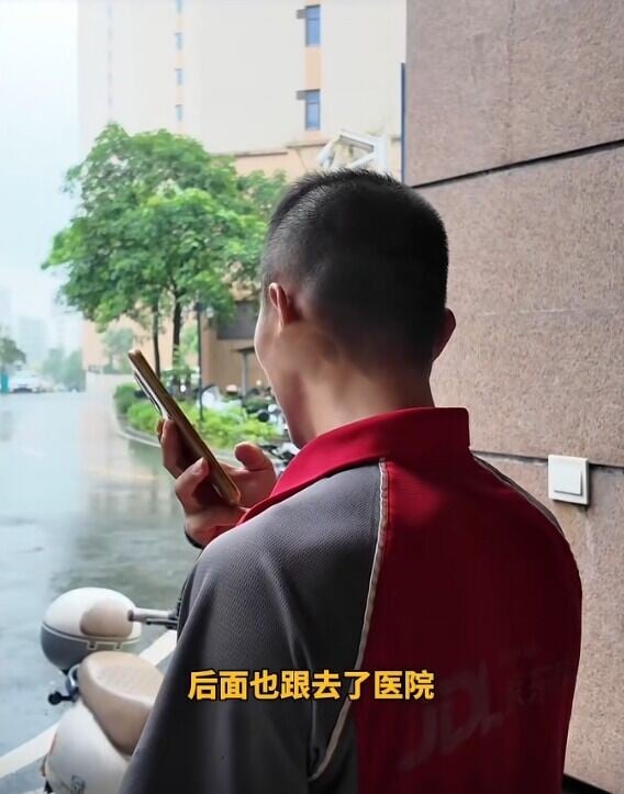 李姓速遞員當時行經廣東江門一帶,發現後方一名老人不慎摔倒後,停車並為對方召救護車。