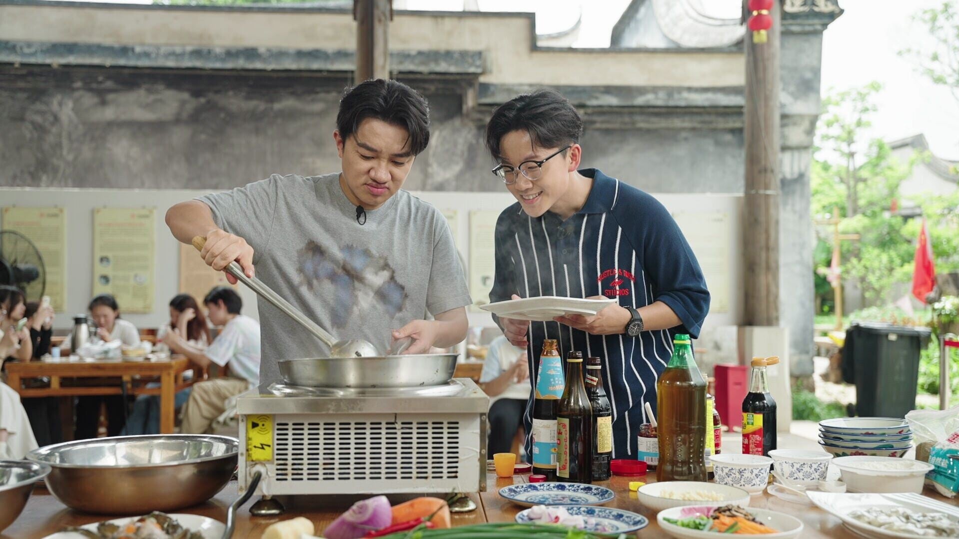 26 祖藍親自下廚炮製香港美食給福州的大學生品嚐。