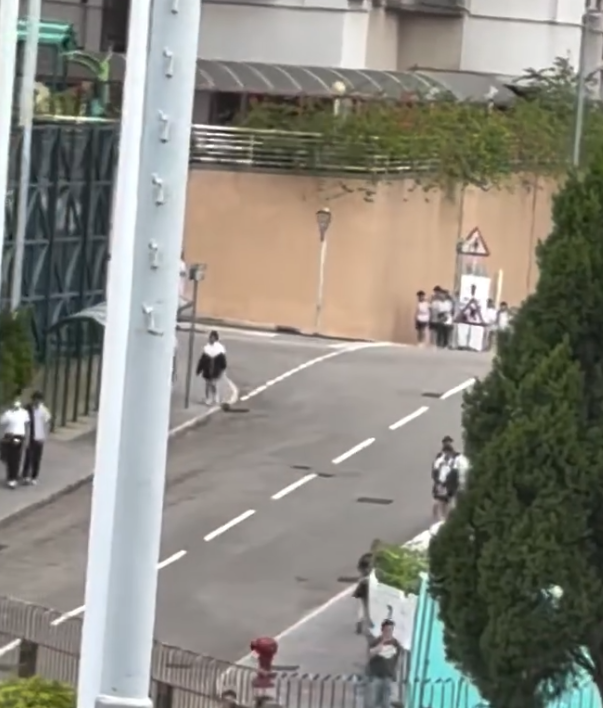 瑪利諾中學於斧山道運動場舉行運動會,懷疑有人在會場外擺檔派發可疑免費飲品給學生(Threads「0716ckvsa」圖片)