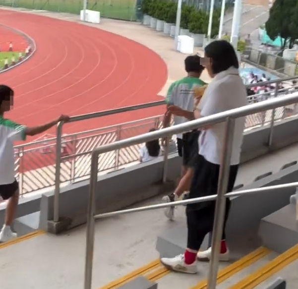 瑪利諾中學於斧山道運動場舉行運動會,懷疑有人在會場外擺檔派發可疑免費飲品給學生(Threads「0716ckvsa」圖片)