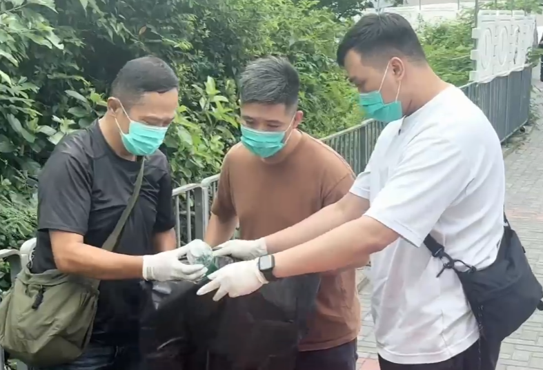 瑪利諾中學於斧山道運動場舉行運動會,懷疑有人在會場外擺檔派發可疑免費飲品給學生,大批探員蒐證。(有線新聞畫面)