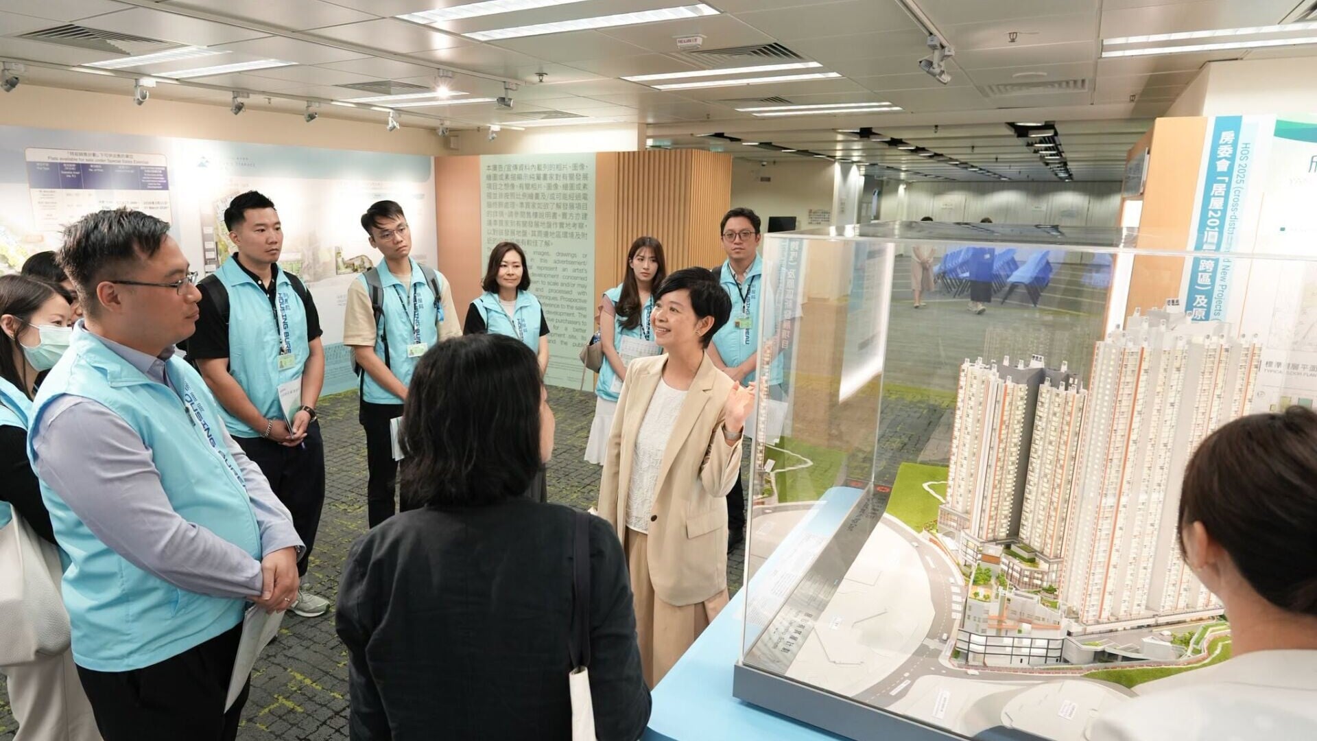 房屋局設置了「特設銷售計劃」銷售展覽，何永賢到場了解準備工作。(何永賢Facebook)