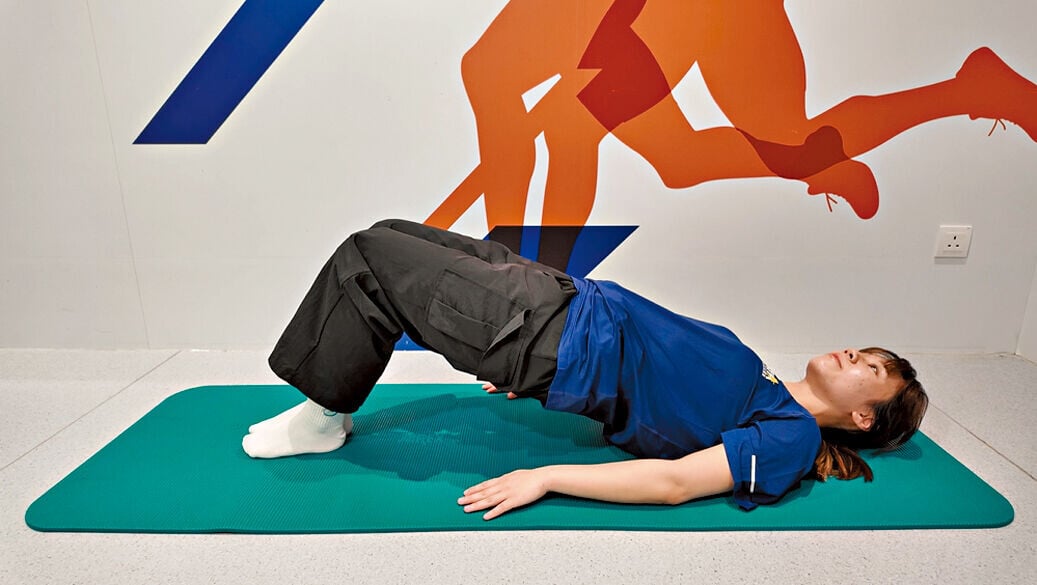 Pose 4:橋式——激活臀背肌群,紓緩腰背不適。