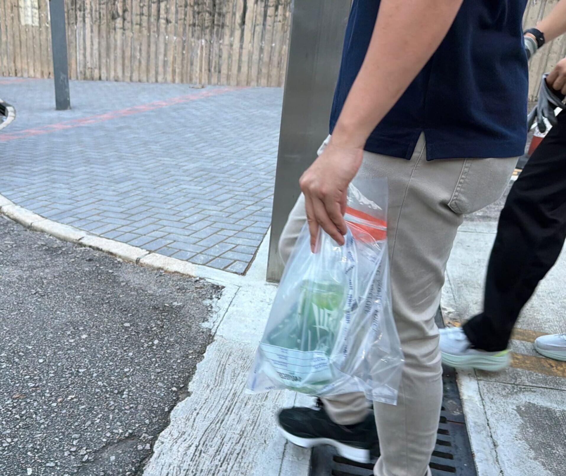瑪利諾中學於斧山道運動場舉行運動會,懷疑有人在會場外擺檔派發可疑免費飲品給學生