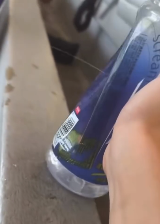 飲品樽身側邊噴出微細水柱。(網上影片截圖)