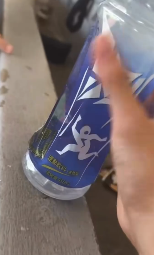 飲品樽身側邊噴出微細水柱。(網上影片截圖)