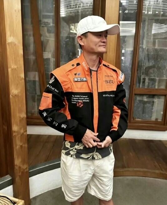 楊濤指馬雲深度參與服裝設計過程,不但每晚關注進度及提供意見,還負責試穿制服和測試布料。(X)