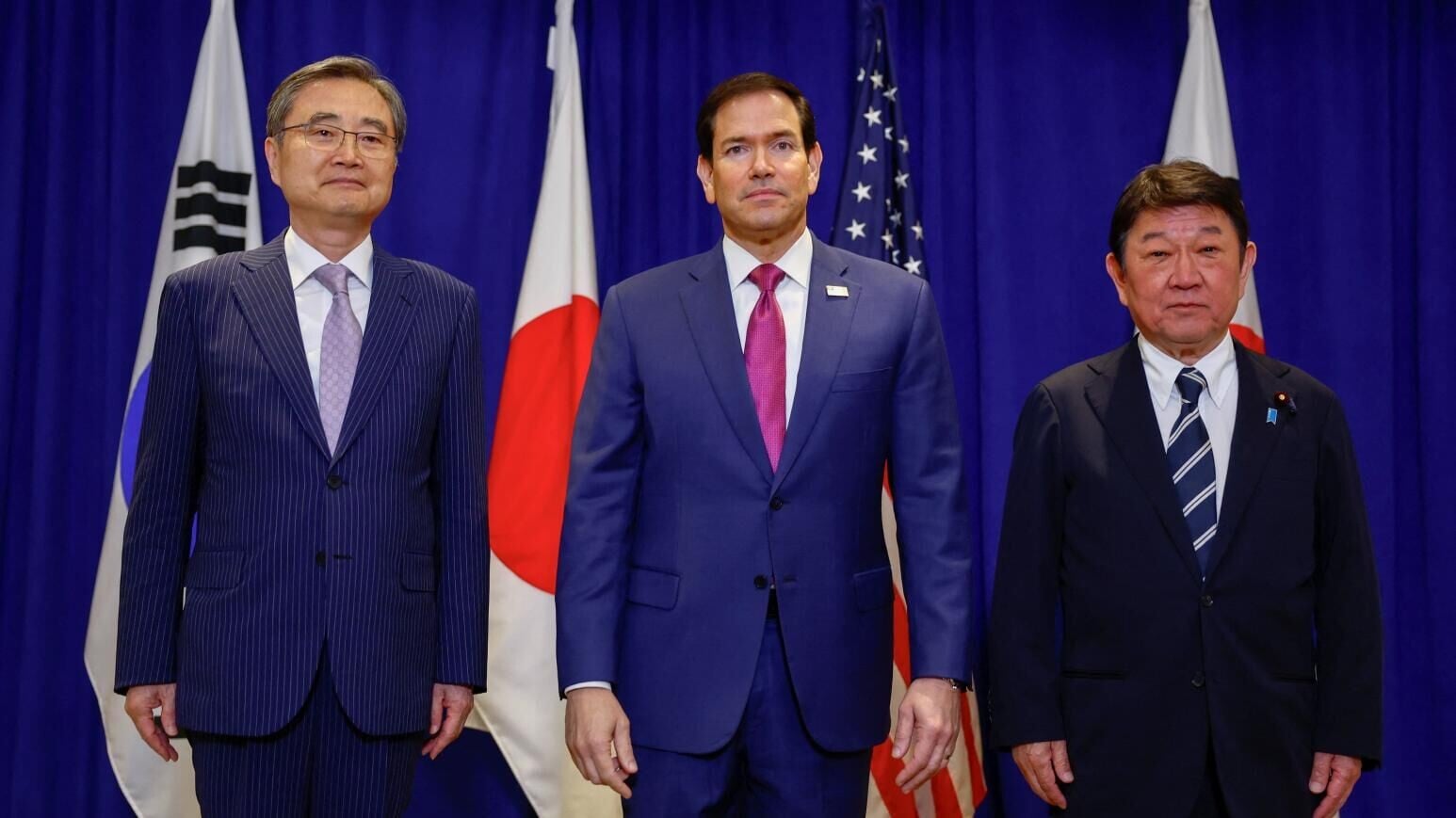 南韓外交部長趙顯（左）、美國國務卿魯比奧（中）及日本外務大臣茂木敏充。（圖／路透）
