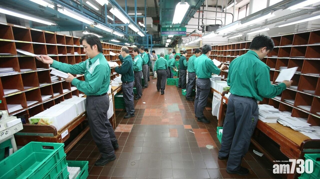 香港郵政因長年虧蝕節流，早前宣布9月及之後完成試用期的郵務員和郵差，將不發出長期聘用條款，而以公務員合約條款續聘兩年，受影響的試用人員共約200多人。(資料圖片)