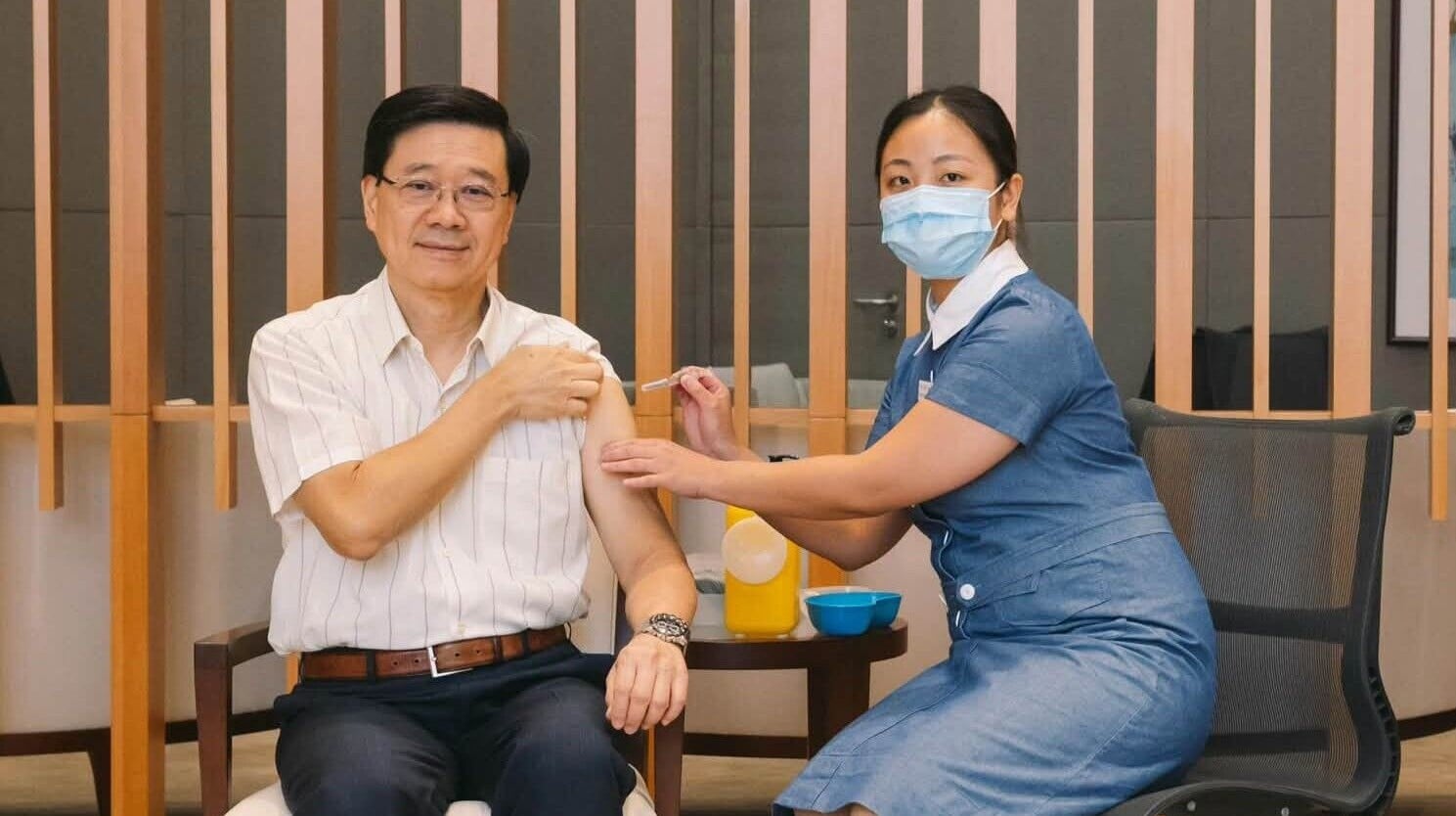 李家超率領22名官員接種季節性流感疫苗，呼籲市民盡早接種。(李家超Facebook)