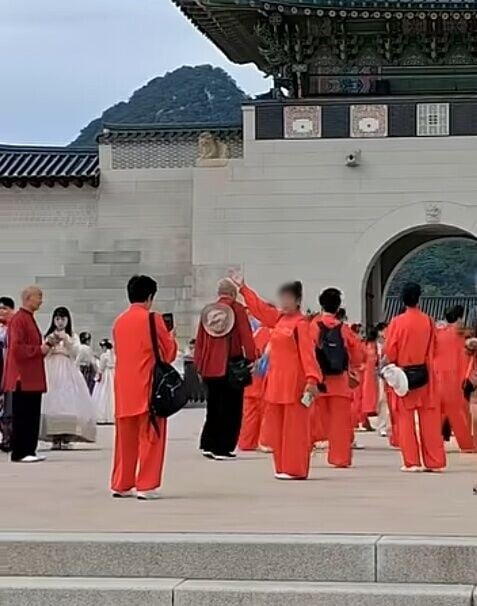 他們揮手、歡呼,並列隊行進拍照等,甚至大喊「XX姐姐漂亮」、「XX大哥很帥」,相信是到景福宮觀光。(YT)