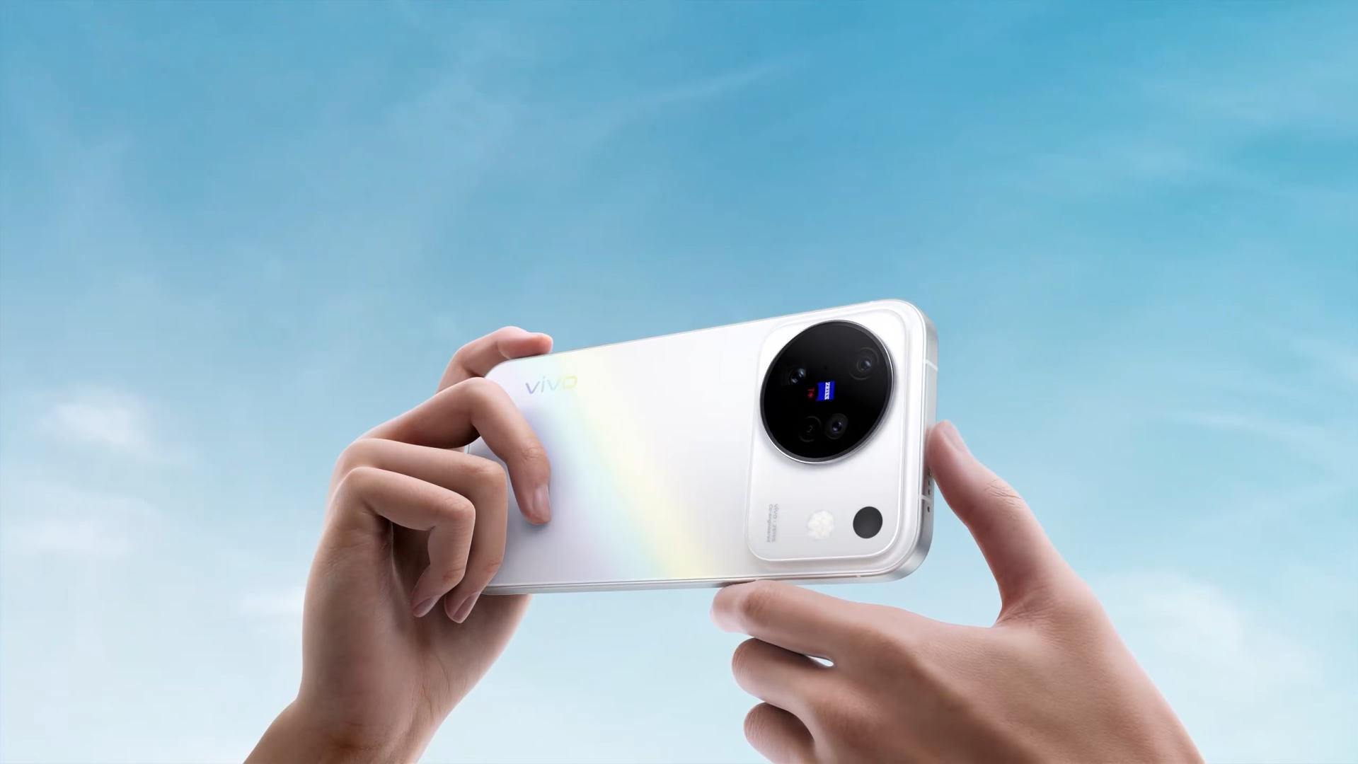 vivo X500配置6400萬像素蔡司 APO超級長焦及雙5000萬鏡頭。