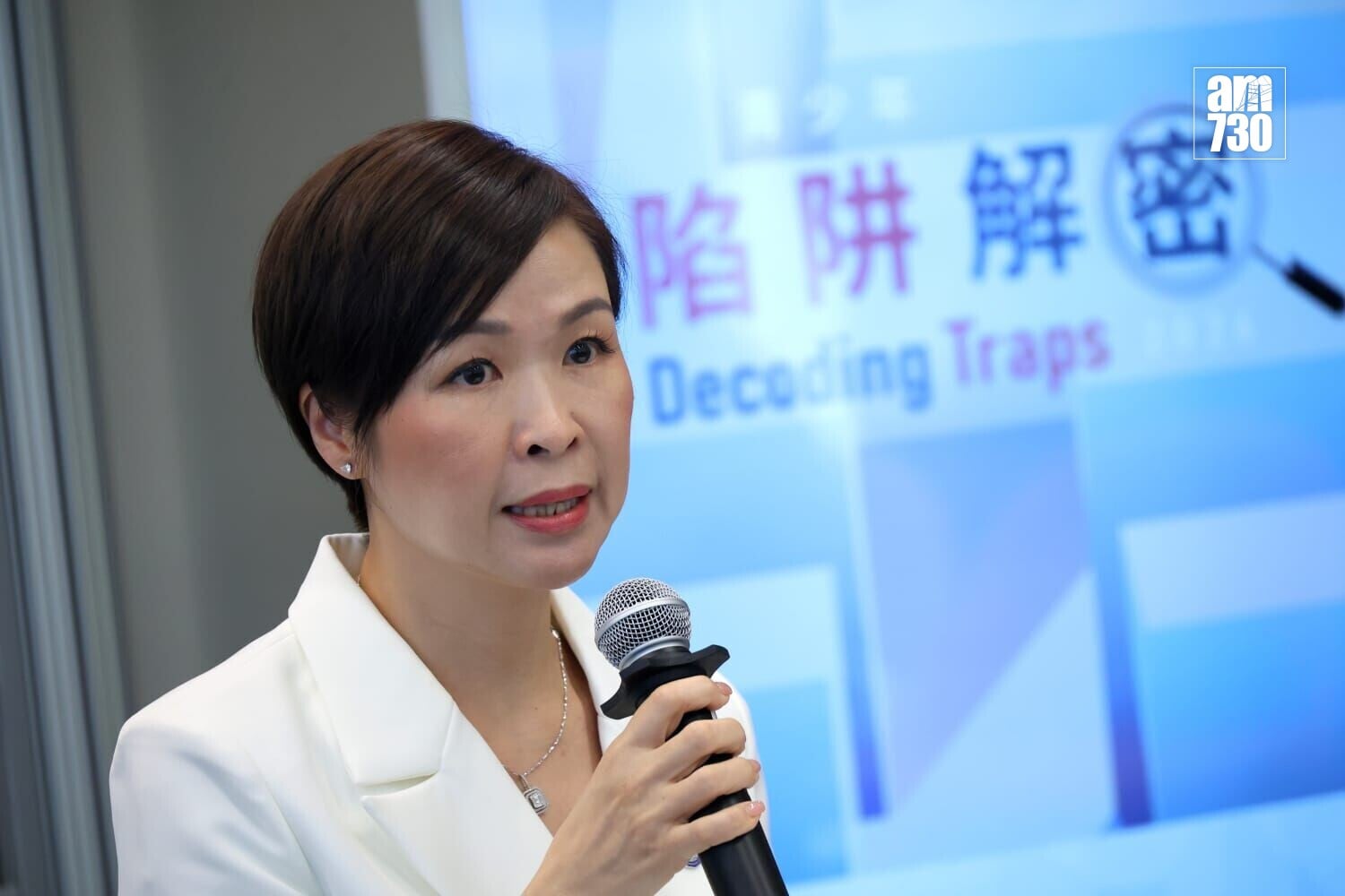 吳翠婷指刊物向全港學校派發。(周令知攝)