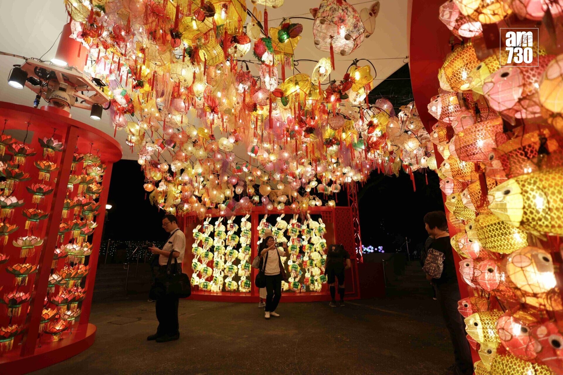 旅發局在維多利亞公園首度舉辦的「國際中秋綵燈匯」連日排長龍,宣方公布所有綵燈展出日期將延長至10月4日。(資料圖片)