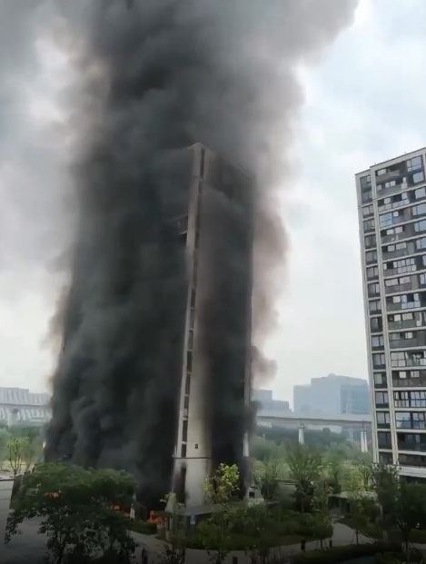 杭州住宅大廈電動單車停放處起火 爆炸聲四起濃煙包圍整棟樓宇(有片)