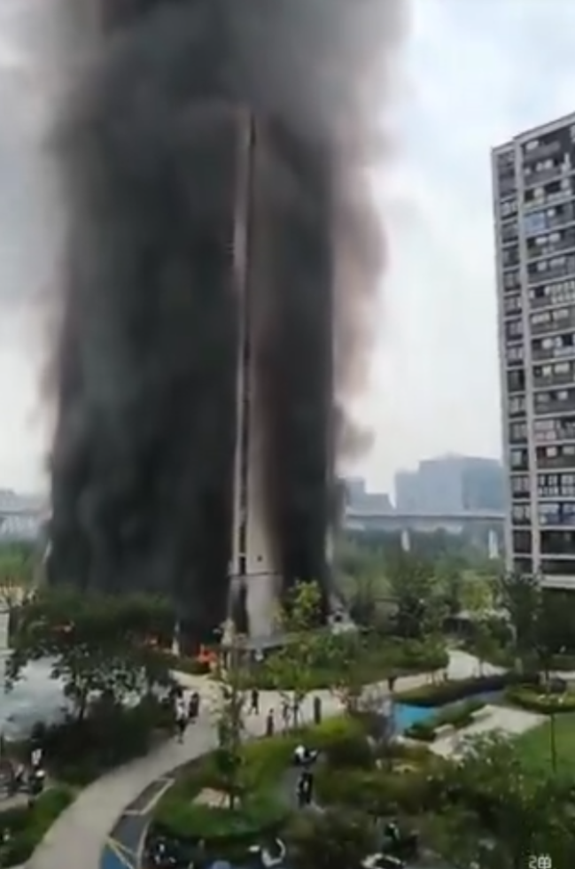 杭州住宅大廈電動單車停放處起火 爆炸聲四起濃煙包圍整棟樓宇(有片)