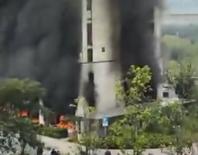 杭州住宅大廈電動單車停放處起火 爆炸聲四起濃煙包圍整棟樓宇(有片)