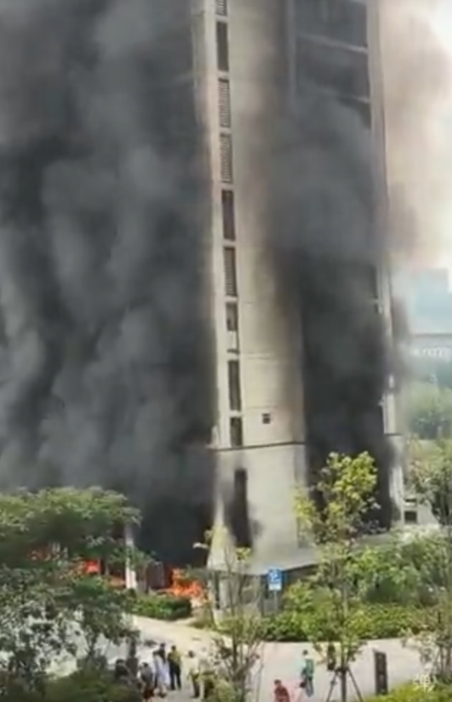杭州住宅大廈電動單車停放處起火 爆炸聲四起濃煙包圍整棟樓宇(有片)