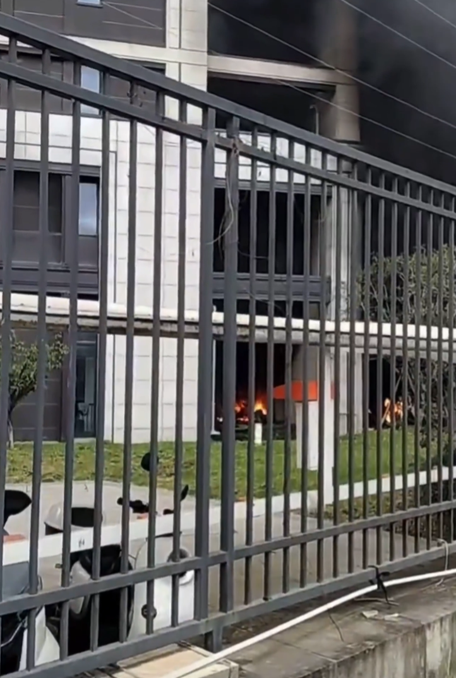 杭州住宅大廈電動單車停放處起火 爆炸聲四起濃煙包圍整棟樓宇(有片)