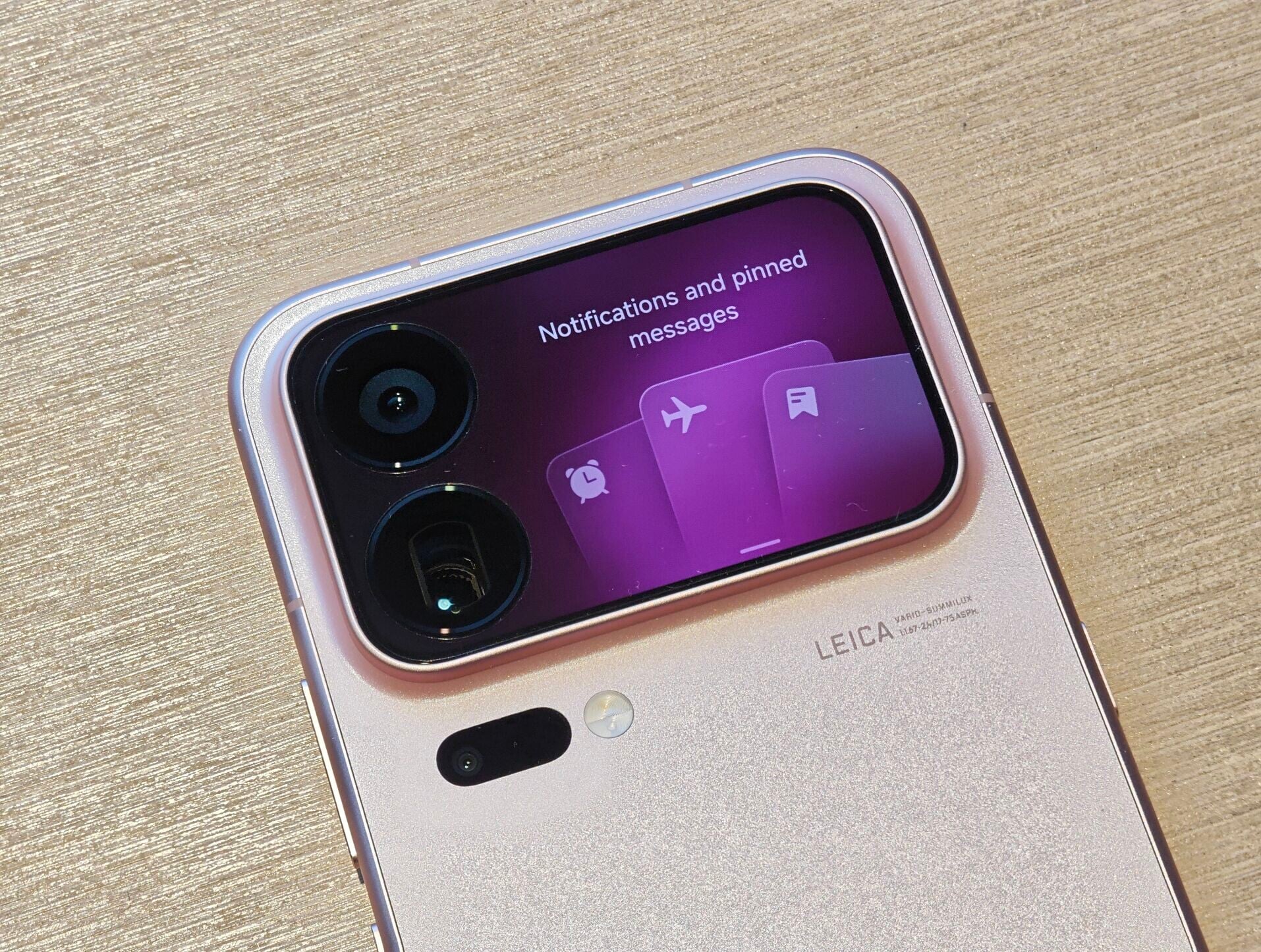 小米Xiaomi 18 Pro系列背屏向下掃即可顯示通知。