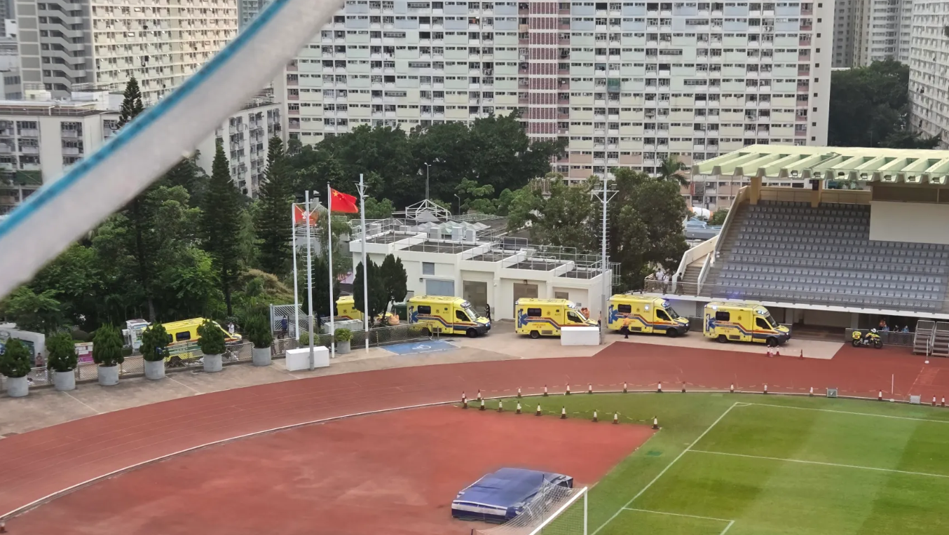 瑪利諾中學於斧山道運動場舉行陸運會,懷疑有人在會場外擺檔派發可疑免費飲品給學生,有學生飲用後表示不適。多輛救護車趕到現場。(Threads)