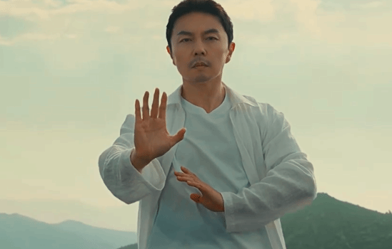 謝苗站在兩輛行駛中的理想L9 Livis的倒後鏡上耍太極。(快科技)