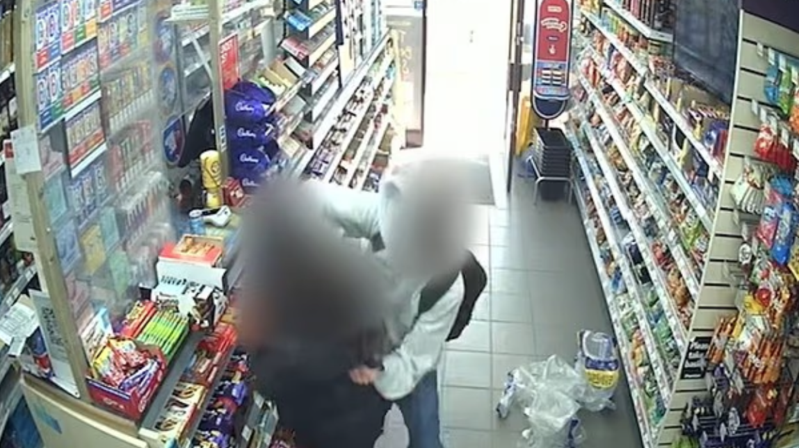 涉案少年在便利店內狂刺女同學。(互聯網)