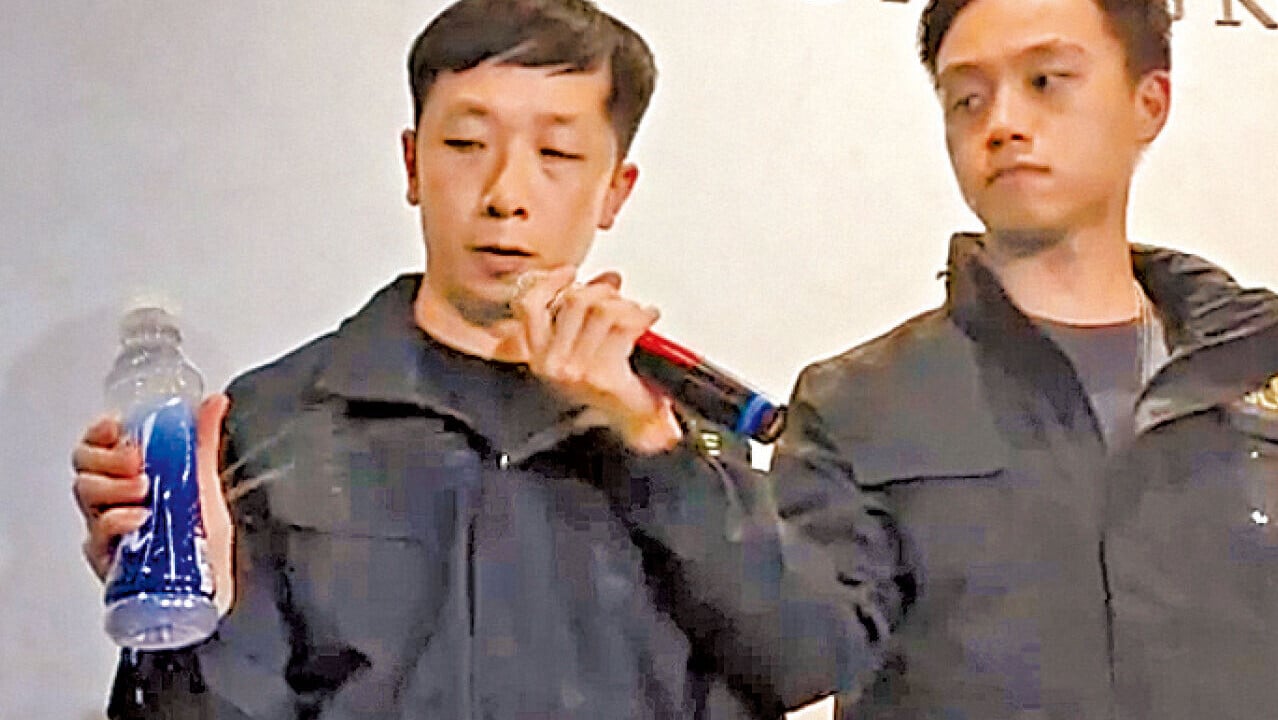 警方即場示範「易撕線」積水現象。