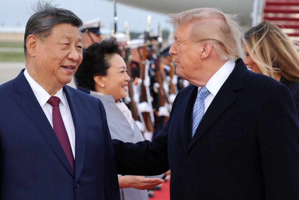 習近平和夫人彭麗媛步出專機後,與特朗普夫婦握手問候和短暫交談。(Reuters)