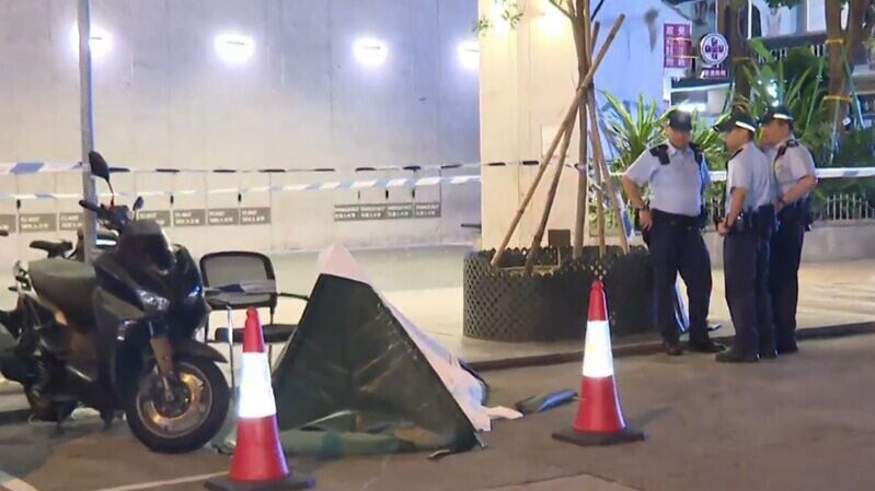 尖沙咀酒吧男子疑注射毒品亡，被連櫈棄屍街頭，職員被帶走助查。(有線新聞截圖)