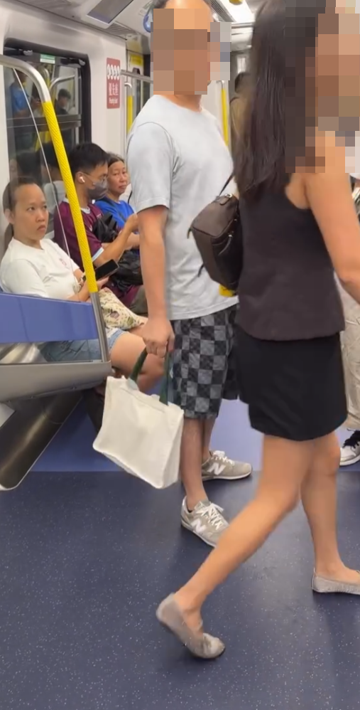 港鐵女乘客指罵一名男乘客涉偷拍,要求對方刪照。男子欲下車逃走,女子上前堵截,港鐵職員及時介入。警方表示人員到場後沒有發現相關相片,案件列作「誤會」,但發現男子為一名通緝人士。(Threads)