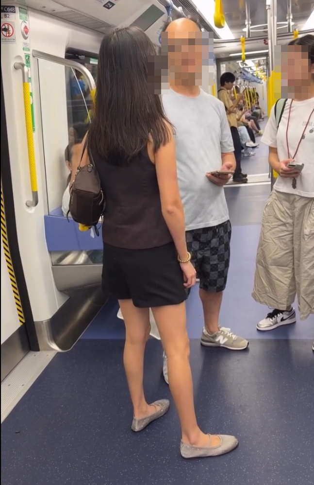 港鐵女乘客指罵一名男乘客涉偷拍,要求對方刪照。男子欲下車逃走,女子上前堵截,港鐵職員及時介入。警方表示人員到場後沒有發現相關相片,案件列作「誤會」,但發現男子為一名通緝人士。(Threads)