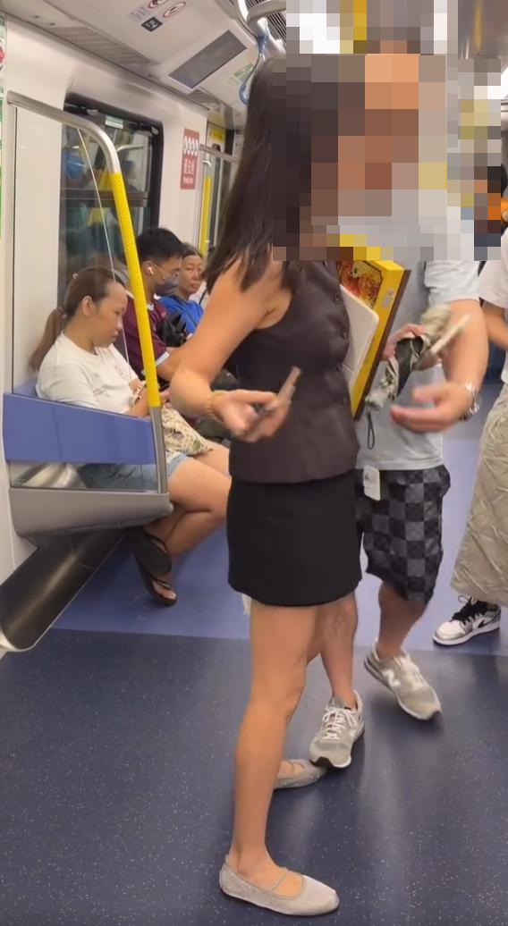 港鐵女乘客指罵一名男乘客涉偷拍,要求對方刪照。男子欲下車逃走,女子上前堵截,港鐵職員及時介入。警方表示人員到場後沒有發現相關相片,案件列作「誤會」,但發現男子為一名通緝人士。(Threads)