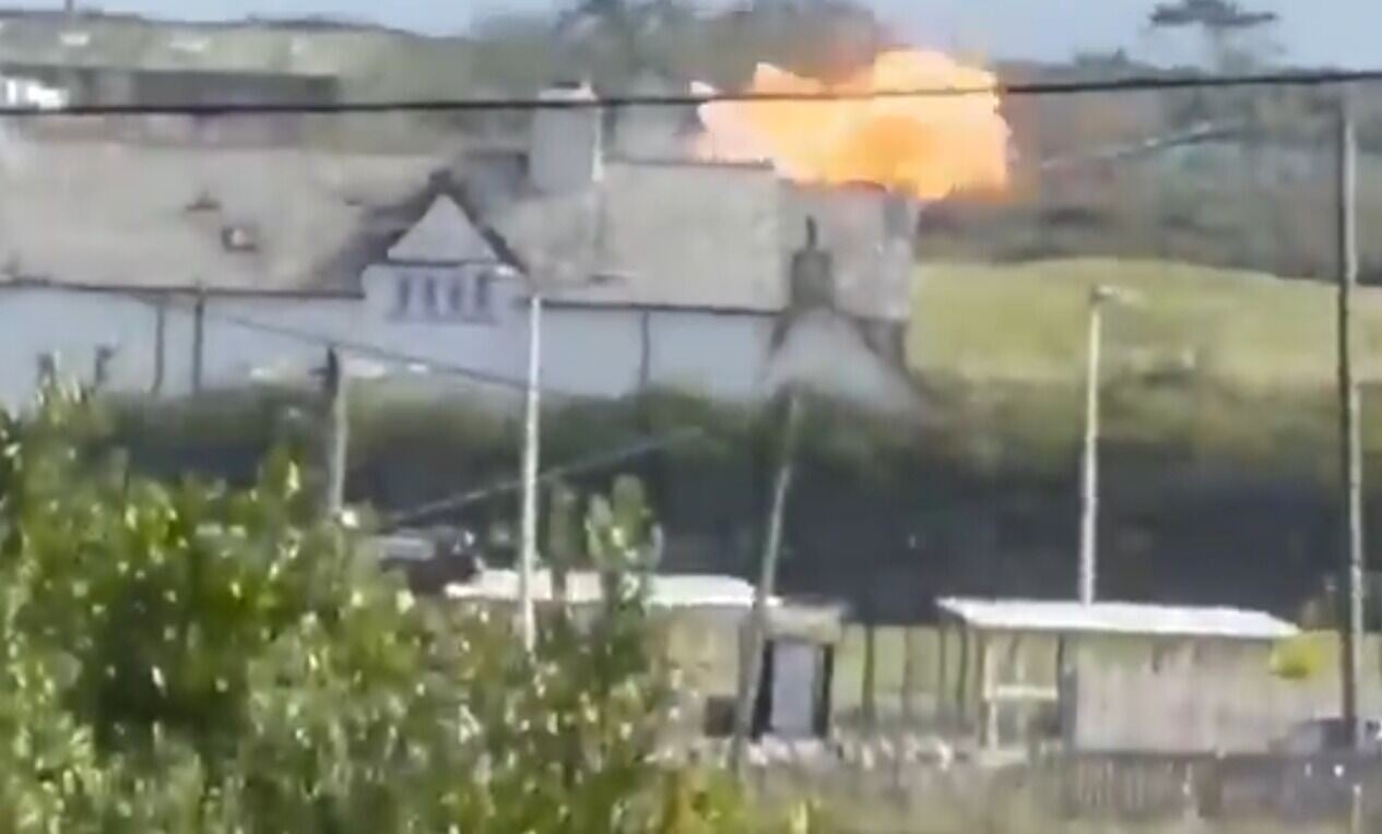 「鷹式T2」(Hawk T2)墜落地面爆炸