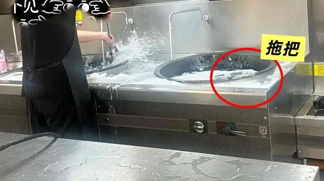 幼兒園被揭食安問題，包括廚房員工用鐵鑊洗拖把。(新民週刊)