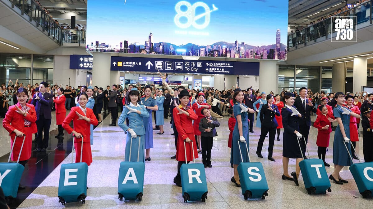 國泰航空喺機場一號客運大樓抵港層舉行舞蹈表演。(周令知攝)