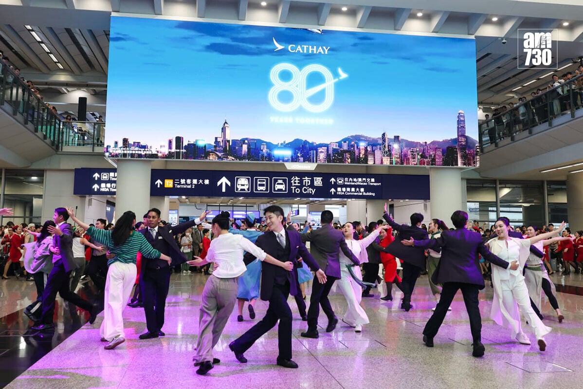 國泰航空喺機場一號客運大樓抵港層舉行舞蹈表演。(周令知攝)