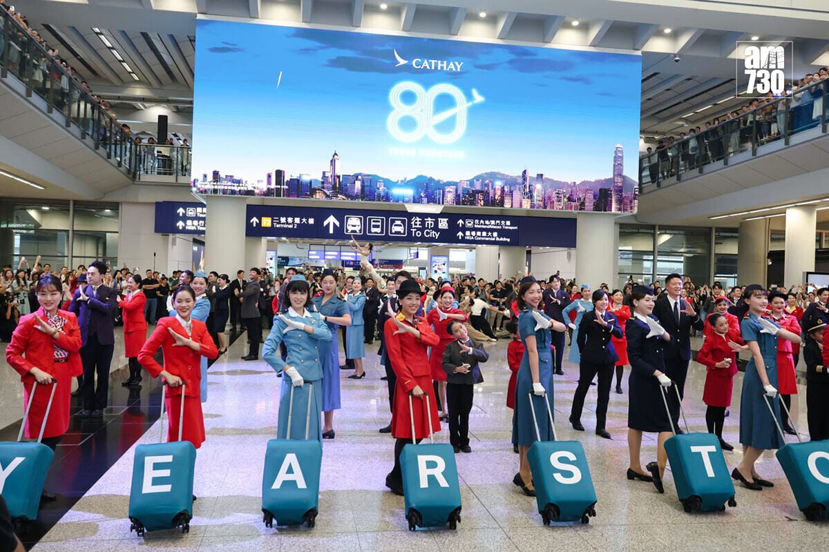 國泰航空喺機場一號客運大樓抵港層舉行舞蹈表演。(周令知攝)