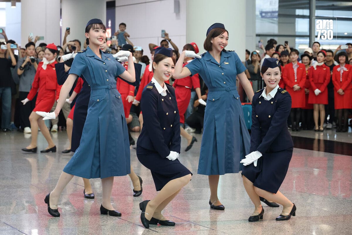 國泰航空喺機場一號客運大樓抵港層舉行舞蹈表演。(周令知攝)