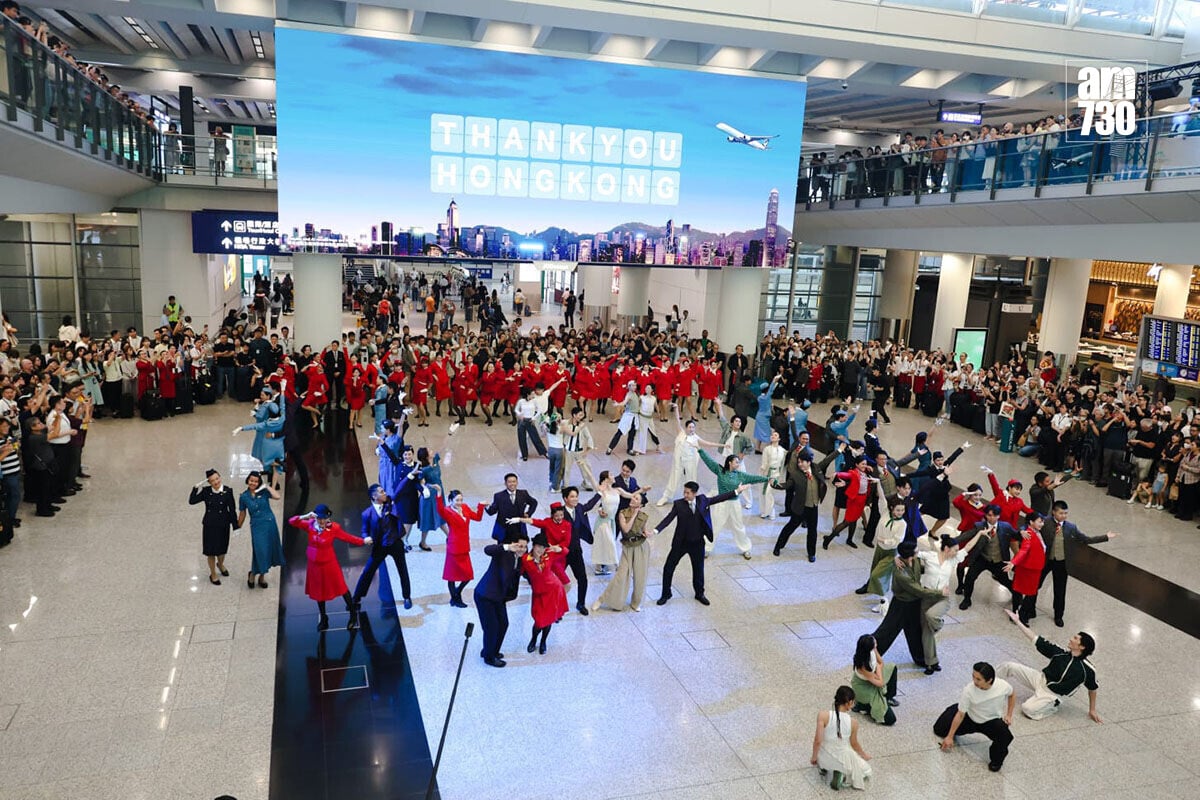 國泰航空喺機場一號客運大樓抵港層舉行舞蹈表演。(周令知攝)