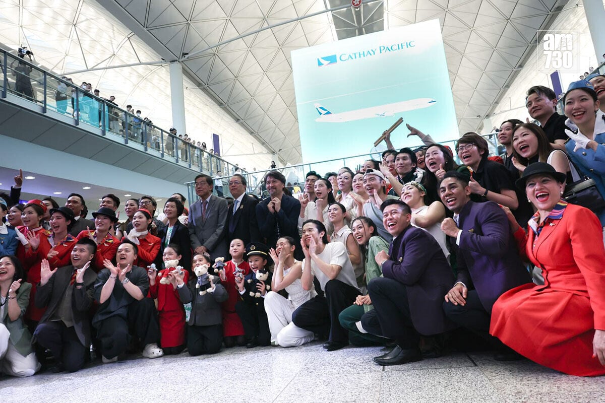 國泰航空喺機場一號客運大樓抵港層舉行舞蹈表演。(周令知攝)
