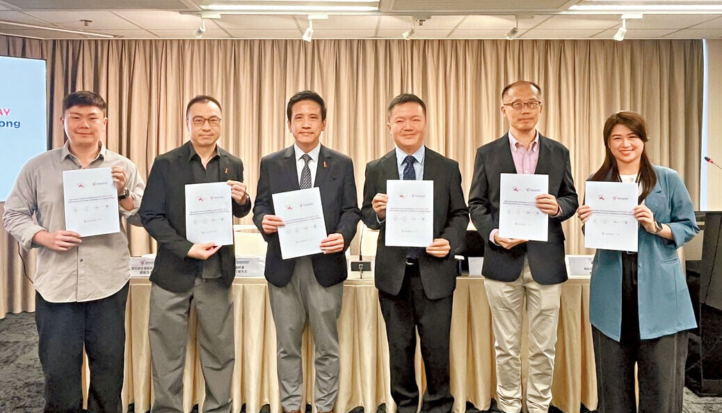 (左起)香港愛滋病基金會項目部支援服務督導主任譚嘉浩、香港愛滋病基金會總幹事黃文達、林緯遜、黃宗顯、關懷愛滋行政總監邱銘諾及關懷愛滋測試及支援服務經理鮑苑而。