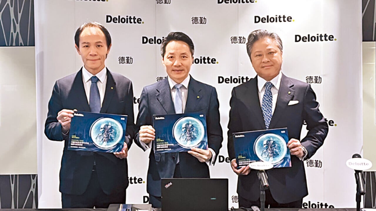 左起：呂志宏、歐振興、德勤中國資本市場服務部全國主管合夥人紀文和。(am730記者攝)