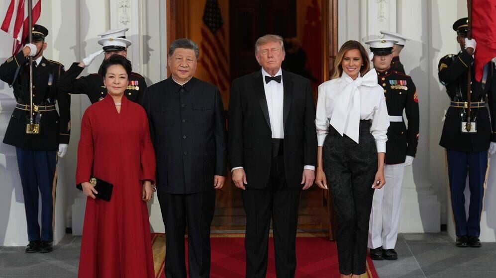 習特會，習近平伉儷返抵白宮，出席特朗普所設國宴，菜單融合中美傳統。(AP)
