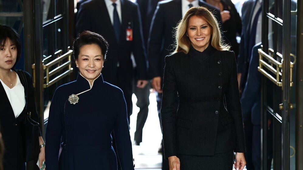 習特會，中美元首夫人參觀亞洲藝術博物館，欣賞合唱團合唱中國歌曲。(AP)