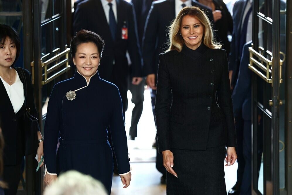 彭麗媛和梅拉尼婭參觀史密森學會國立亞洲藝術博物館。(AP)