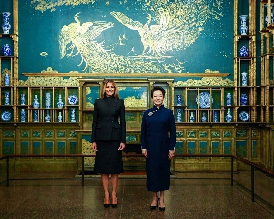 彭麗媛和梅拉尼婭參觀孔雀廳。(X)
