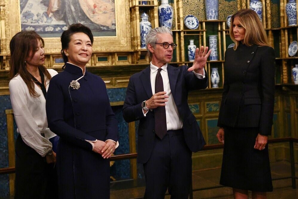 彭麗媛和梅拉尼婭參觀孔雀廳。(AP)